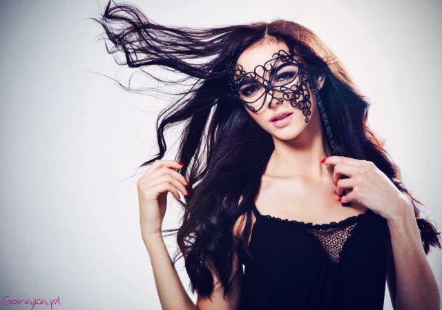 Top Model w sesji zdjęciowej akcji charytatywnej „Biżuteria dla WOŚP”
