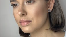 Modelowanie kształtu twarzy, konturowanie i modelowanie owalu twarzy kosmetykami do makijażu