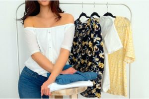 KiK_bluzka_motyw_kwiatow_dekolt_w_szpic_zapinany_na_guziki_cena_39_99_bluzka_wzor_kwiatow_cena_24_99 Bohater szaf na całym świecie. Uniwersalny jeans