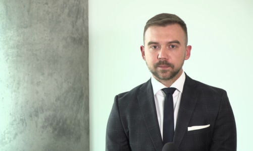 Pracodawcy nie mogą wymagać od pracowników szczepień ani informacji na ten temat. Nie można jednak wykluczyć zwolnienia pracownika za to, że jest niezaszczepiony