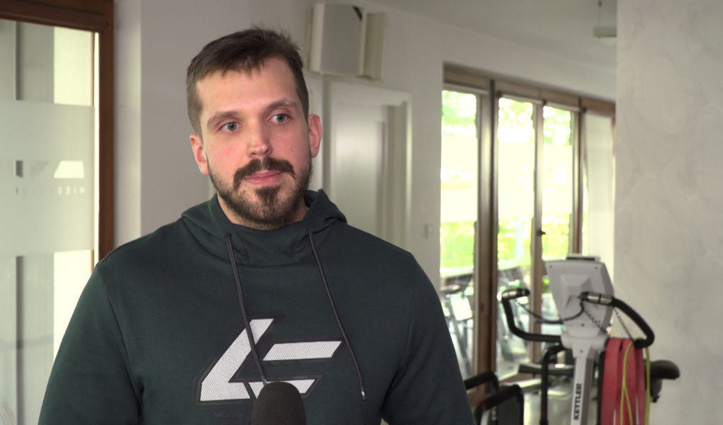 Liczba zwolnień lekarskich z powodu bólu pleców znacznie wyższa niż przed pandemią. Praca zdalna i brak aktywności pogłębiają problem