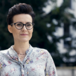 Polacy wypoczywają z telefonem w ręku. Co czwarta osoba odczuwa presję odpowiadania na służbowe maile i telefony podczas urlopu