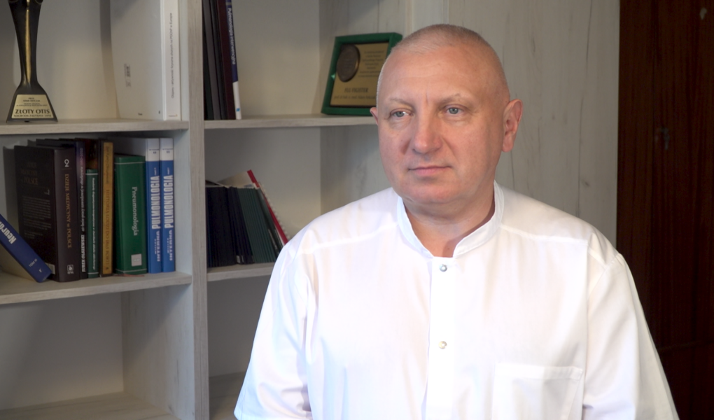 Co roku kilkaset tysięcy osób w Polsce choruje na pozaszpitalne zapalenie płuc. Wywołuje je nie tylko COVID-19, lecz także bakterie