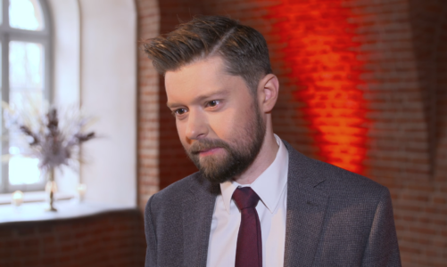 Remigiusz Mróz: Scenariusze do ekranizacji serii „W kręgach władzy” są gotowe, obsada jest w trakcie kompletowania i myślę, że w tym roku uda się już wejść na plan filmowy