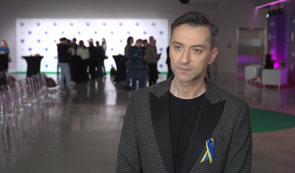 Filip Bobek: Bardzo lubię robić zdjęcia na backstage’u. Kadry z zaplecza zawsze mają wyjątkowy smaczek