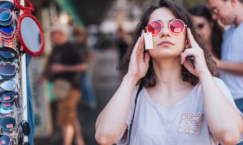 Okulary ze straganu i chlorowana woda – wakacyjne grzechy, których oczy nie znoszą