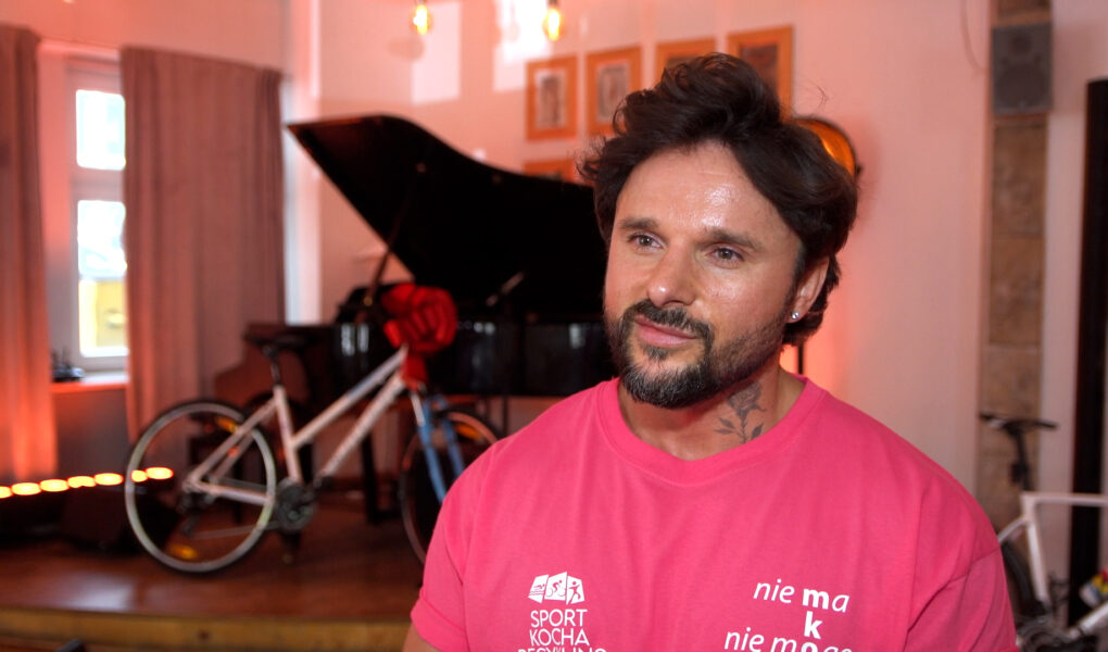 Qczaj: Mam dłuższe włosy i w życiu nie słyszałem tylu komplementów na temat swojego wyglądu. Dziewczyny mnie porównują do Massimo z „365 dni”