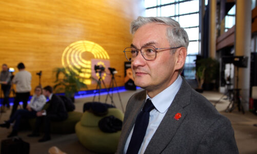 Robert Biedroń: Krzysztof czuje się lepiej i wrócił do pracy. Jesteśmy natomiast poirytowani fake newsami na jego temat